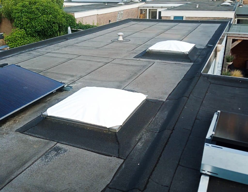 Optimale bescherming voor platte-dak lichtkoepels: wit reflecterend doek houdt hitte buiten, laat licht binnen. Eenvoudig te installeren en te verwijderen. Verbeter de omgeving en energie-efficiëntie.